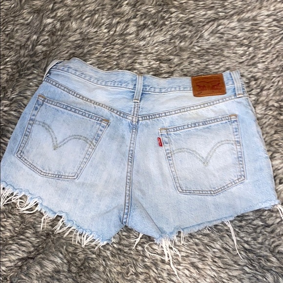 Women’s high waisted distressed Levi’s shorts - Picture 2 of 2